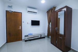 Escritorio, wifi gratis y ropa de cama