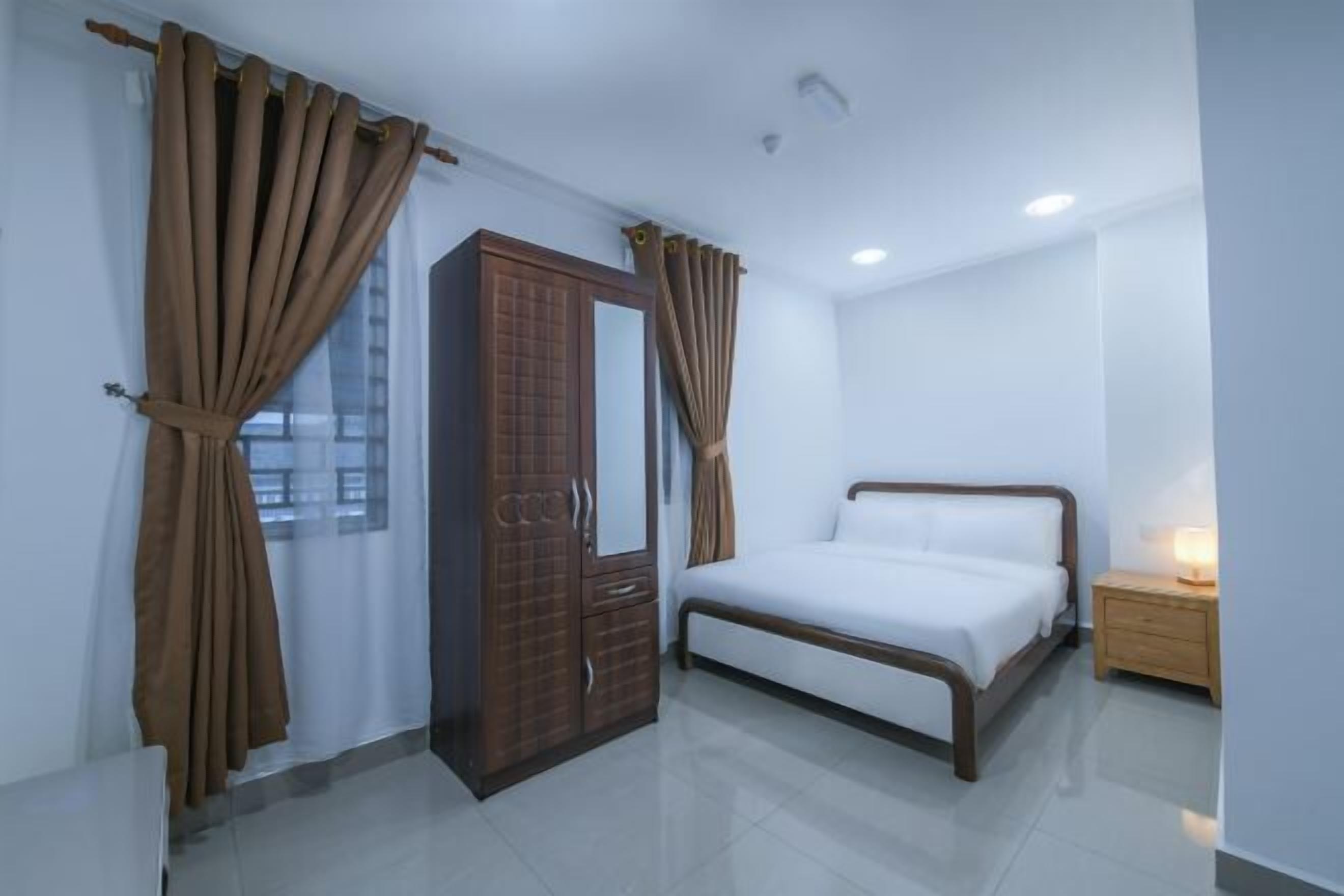 Desk, free WiFi, bed sheets