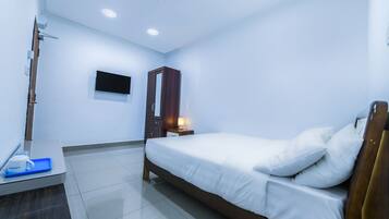 Standard Double Room | Desk, free WiFi, bed sheets