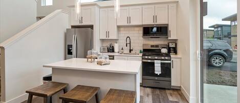 Réfrigérateur, micro-ondes, four, plaque de cuisson