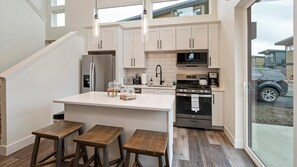 Refrigerador, microondas, horno y parrilla de estufa