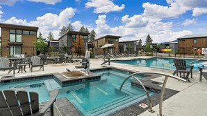 Ein Poolbereich mit mehreren Pools, Liegestühlen und einer Sauna.