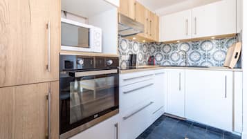 Frigorífico, microondas, horno y cafetera o tetera