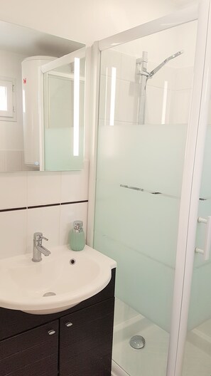 Een douche, een haardroger, zeep