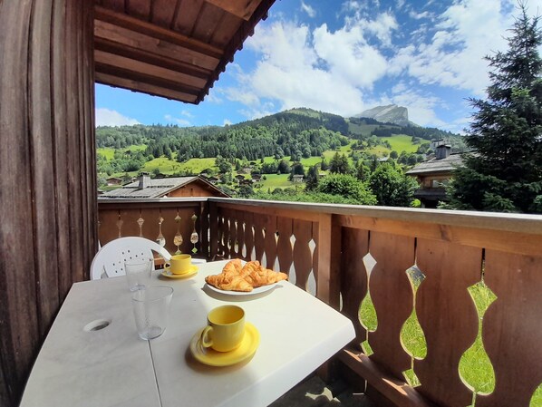 Outdoor dining - Quiet apartment near the slopes (La Clusaz)