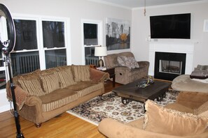 Smart TV, fireplace, books, stereo - Family Friendly Atlanta Home (Atlanta)
