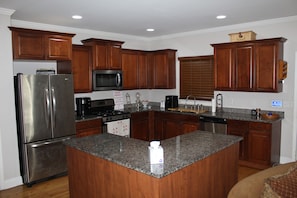 Fridge, microwave, oven, stovetop - Family Friendly Atlanta Home (Atlanta)
