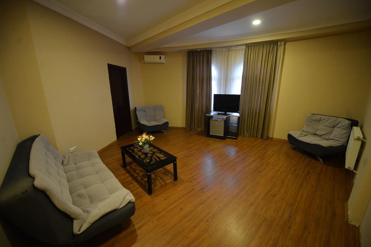 Deluxe Double Room | Living area | 44-inch LED TV with satellite channels, TV