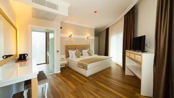 Business Studio Suite, Sea View, Sea Facing | Minibar, desk, laptop workspace, free WiFi