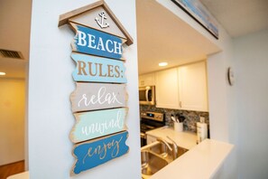 Grand réfrigérateur, micro-ondes, four, plaque de cuisson