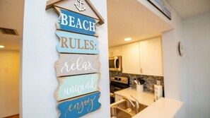 Refrigerador con congelador, microondas, horno y parrilla de estufa 