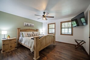 4 bedrooms, desk, iron/ironing board, travel crib