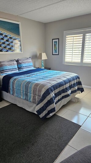 2 quartos, escrivaninha, ferros/tábuas de passar roupa, berço de viagem