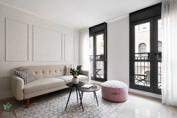 Căn hộ, 1 phòng ngủ (Alma #5 St.) | Khu phòng khách | TV LCD 50-inch có truyền hình cáp, TV 