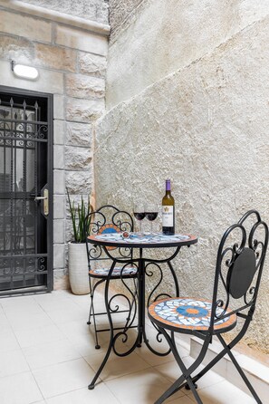 Căn hộ, 1 phòng ngủ (Alma #5 St.) | Hiên