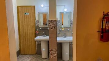 Dusj, toalettartikler (inkludert), tøfler og håndklær