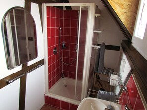 Douche, sèche-cheveux, serviettes fournies, savon