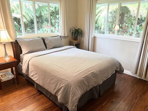4 chambres, bureau, fer et planche à repasser, lit de bébé portatif
