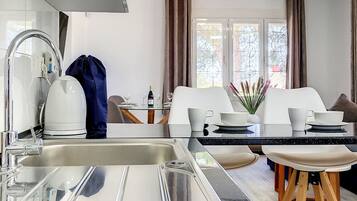 Réfrigérateur, micro-ondes, four, plaque de cuisson