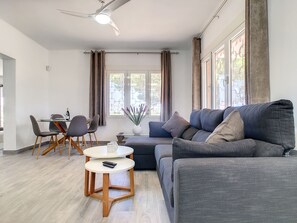 Smart TV - Villa with private pool, close to the beach (El Carmoli)