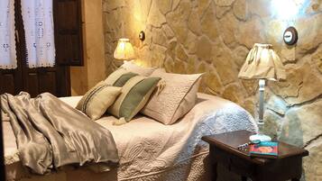 Een strijkplank/strijkijzer, reisbedje, gratis wifi, beddengoed