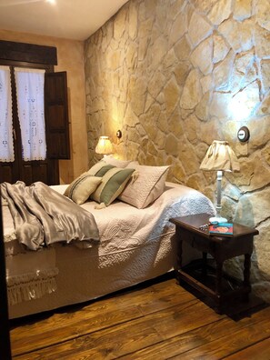 Tabla de planchar con plancha, cuna de viaje, wifi gratis y ropa de cama