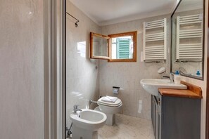 A bathroom with a bidet, a toilet, a sink, and a mirror. - Lezioso "VIP", 2 bedrooms in the heart of Florence (Firenze)