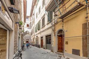 A narrow street with buildings on either side, some with shutters down, and a few bicycles parked along the sidewalk. - Lezioso "VIP", 2 bedrooms in the heart of Florence (Firenze)