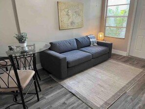 TV - Furnished Hollywood unit 1/1, 2 Exterior patios for mid/ long-term  (Hollywood)