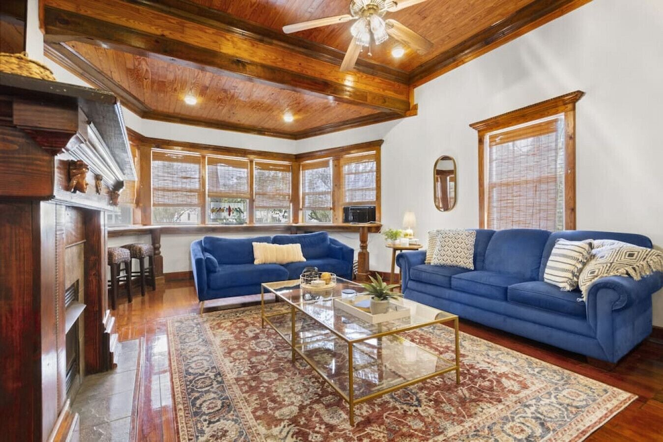 Spacious Downtown Flat w/ free parking 