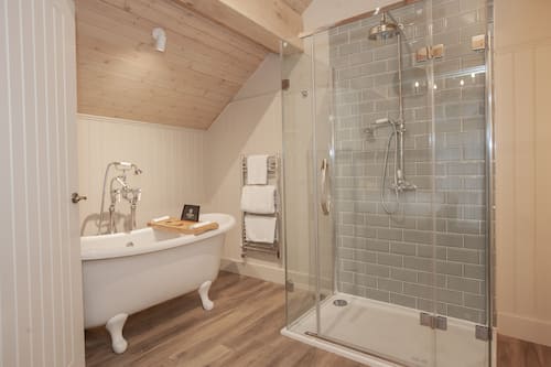 Deluxe Quadruple Room | Bathroom