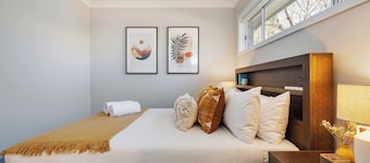 Huxley House Central Mudgee Retreat with Backyard