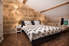 Deluxe Room, 1 King Bed (Macaron) | Hypo-allergenic bedding - VANDENBELD Wines B&B (Minzac)
