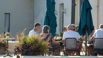 Sudah termasuk sarapan lengkap setiap hari