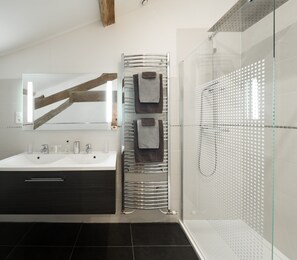 Deluxe Room, 1 King Bed (Macaron) | Bathroom | Free toiletries, hair dryer, towels - VANDENBELD Wines B&B (Minzac)