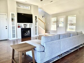 Smart TV, fireplace, foosball, books - Private Pet friendly 5 bedroom home — 30 minutes to TIEC — Mountain Views! (Tryon)