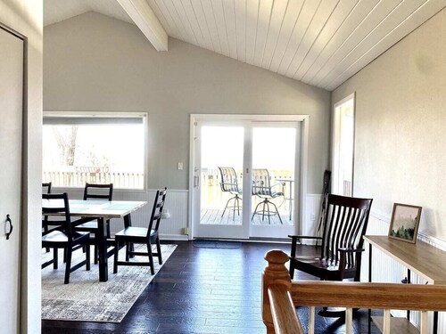 Private Pet friendly 5 bedroom home — 30 minutes to TIEC — Mountain Views!