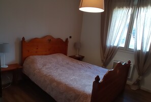 2 chambres, fer et planche Ă repasser