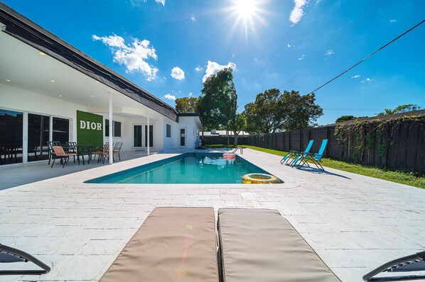 حمّام سباحة خارجي، حمّام سباحة مُدفَّأ