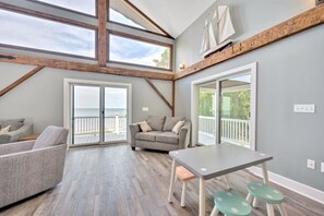 TV, ping pong - Grindstone Lighthouse on Lake Huron Private Beach (Port Austin)