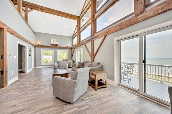 TV, ping pong - Grindstone Lighthouse on Lake Huron Private Beach (Port Austin)