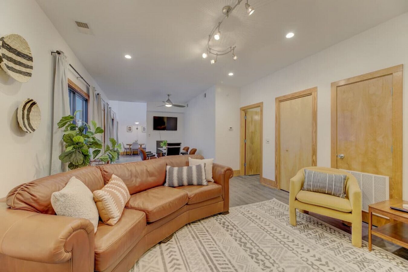 Televisión y oficina 