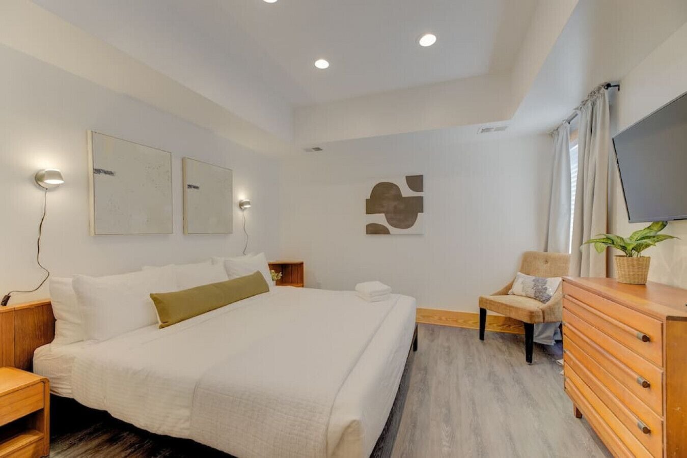 3 bedrooms, desk, iron/ironing board, travel crib