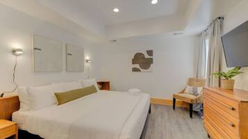 3 bedrooms, desk, iron/ironing board, travel crib