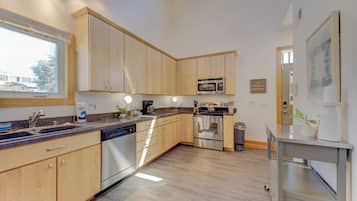 Full-size fridge, microwave, oven, stovetop