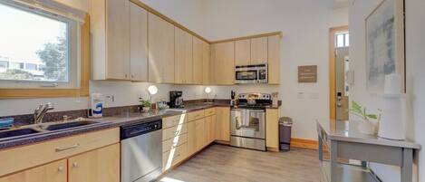 Refrigerador con congelador, microondas, horno y parrilla de estufa