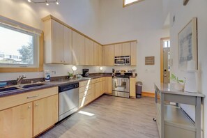 Full-sized fridge, microwave, oven, stovetop