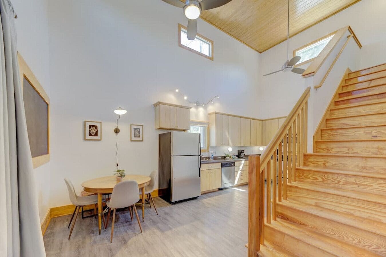 Full-size fridge, microwave, oven, stovetop