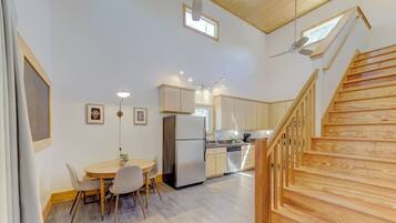 Full-size fridge, microwave, oven, stovetop