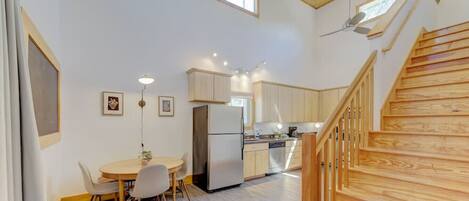 Großer Kühlschrank, Mikrowelle, Ofen, Herdplatte